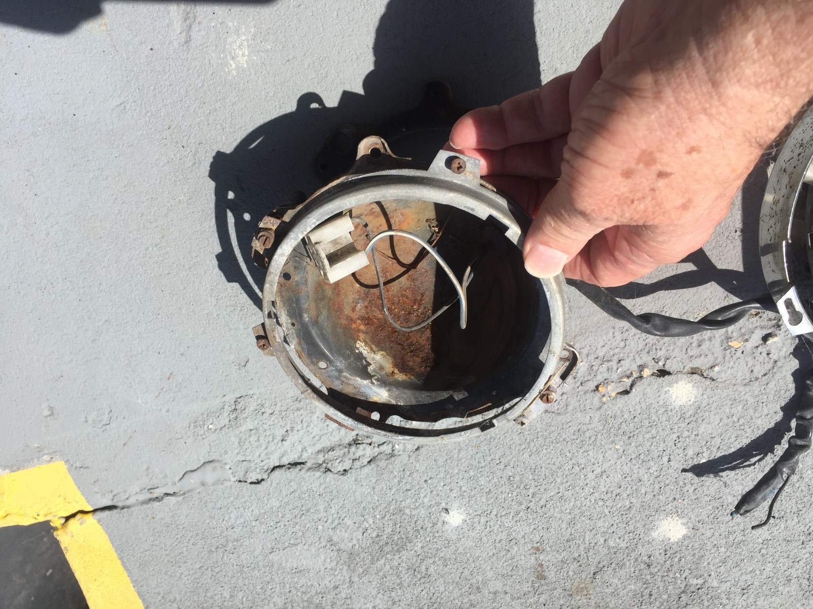 Rolls Royce Silver Shadow headlamp buckets and inner retainer rings from 1974