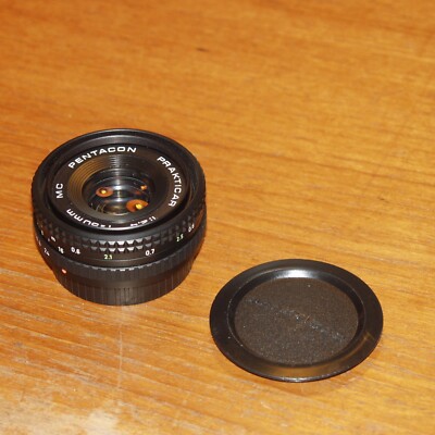 VEB Pentacon 50 mm f2,4 SLR schmale Pfannkuchenlinse mc Prakticar PB Halterung + Kappen