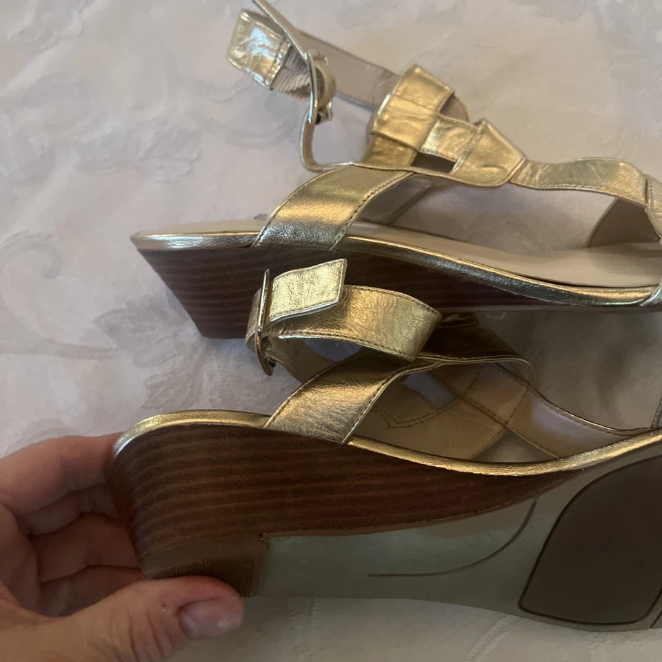 Sandalias de cuña de cuero dorado Nine West para mujer talla 9 Foto 3 de 4