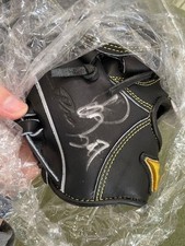 Mizuno Soft Glove, Black, Pitcher's Model, Autographed By Keiji Takahashi.