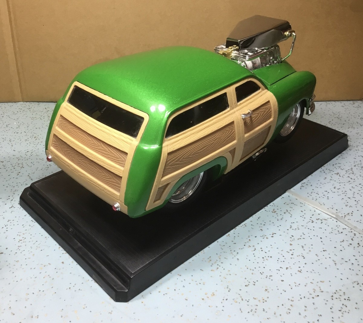 2005 MUSCLE MACHINES 1:18 GREEN 1950 FORD WOODY OPEN DISPLAYED ON