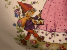 Tiefer Teller Schneewittchen mit einem Zwerg V&ouml;gelchen Bl&uuml;ten