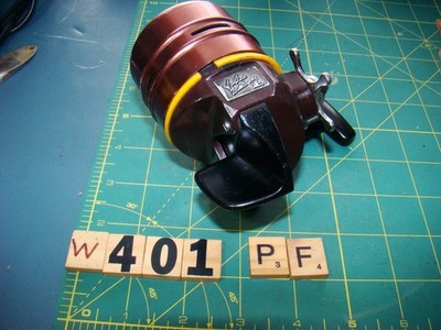 W0401 PF  VERY NICE VINTAGE RED WILLIAMS 225 SPINCAST FISHING REEL