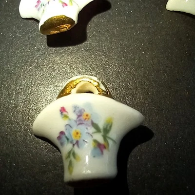 4 anciens boutons PORCELAINE forme de panier fleuri - Photo 1/3