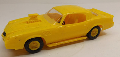 Monogram 1/32 Scale Snap Tite 1979 Yellow Chevrolet Camaro Model Car Assembled