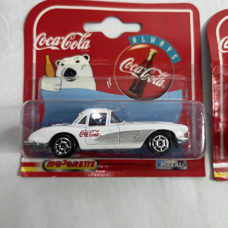 COCA COLA MAJORETTE CORVETTE 1/64 Лот из 2 Красных Белых  - Изображение 2 из 4