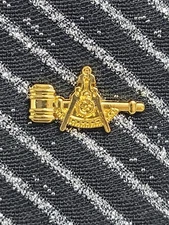 Masonic Past Master With Gavel Lapel Pin