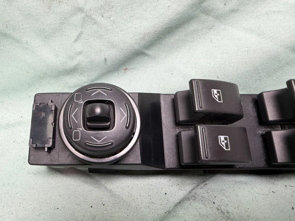 Interruptor de ventana principal de la puerta del conductor delantero Cadillac STS 2005-2011 OEM 25746448 Foto 2 de 4