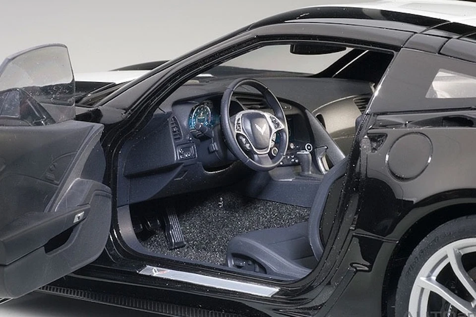 Coche modelo diecast AUTOart Chevrolet Corvette Grand Sport - negro/blanco... Foto 4 de 4