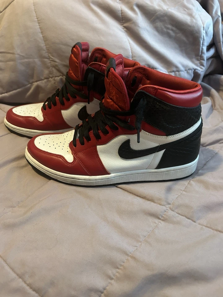 Mujer Talla 12 - Nike Air Jordan 1 Retro OG Alto Satinado Rojo Negro Foto 3 de 4