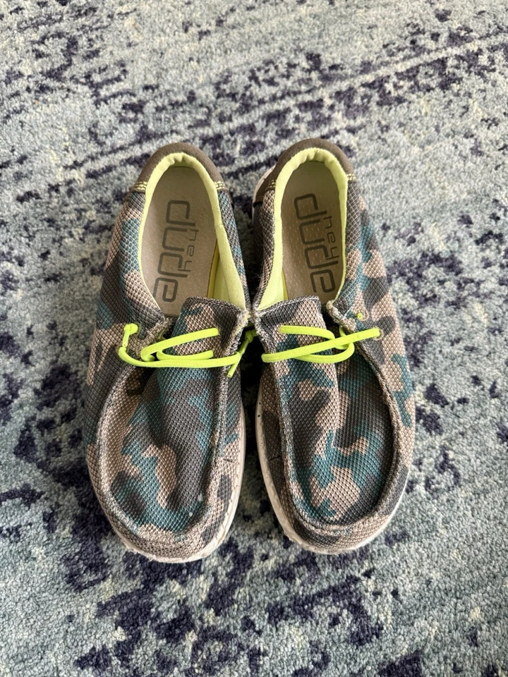 Youth 男孩 Hey Dudes 迷彩绿色和棕褐色印花懒人鞋 尺码 Y5-L6 — 第 2/4 张图片