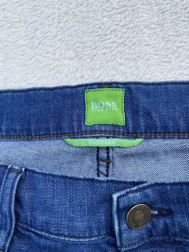 Pantalones de mezclilla para hombre Hugo Boss etiqueta verde calce regular 33x30 lavado medio Foto 3 de 4