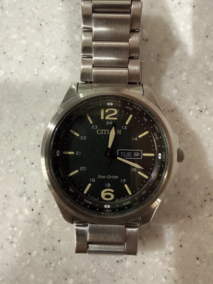 Reloj deportivo Citizen Eco-Drive para hombre calendario esfera brújula verde 44 mm AW0110-58X Foto 4 de 4