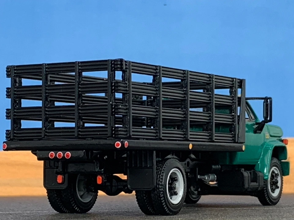 1/64 DCP GREEN CHEVY C-65 SINGLE AXLE STAKE BED - Image 2 of 4
