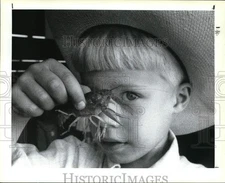 1990 Press Photo Bradley Johnson, 3, with a crawfish at the Stock Show, Texas
