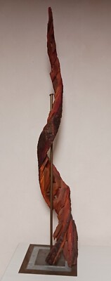Skulptur Holz Spirale von Künstlerin Ebba Kaynak rot mit Ständer