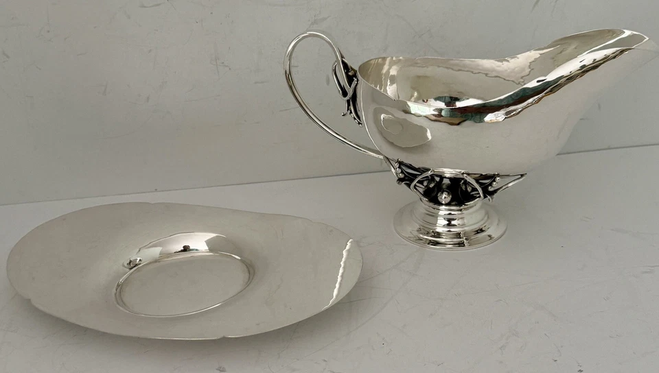 WILLIAM G DeMATTEO ESTERLINA FORJADA A MANO SALSA O SALSA BARCO EN BANDEJA C. 1950 Foto 2 de 4