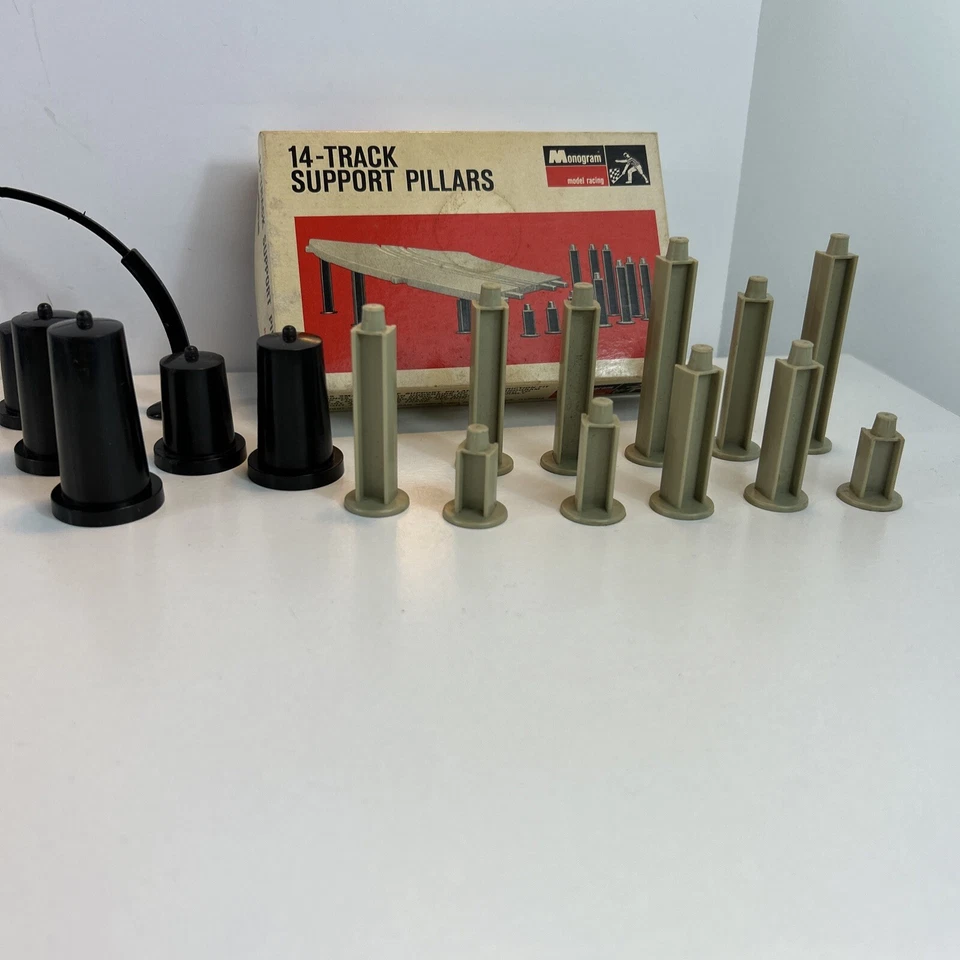 Monograma 1966 Pilares de Soporte para Pista - Coche Ranura 1/32 Coleccionable Incompleto Foto 2 de 4