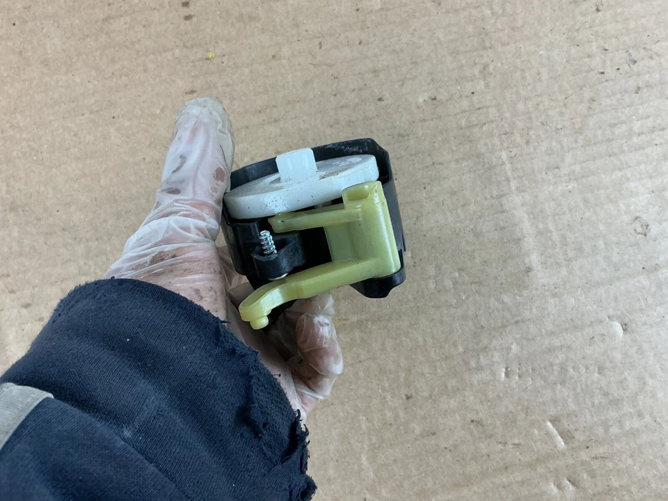 Оригинальный кронштейн привода двигателя сервопривода кондиционера клапана привода 2010–2016 BMW 535i F10 xDrive - Изображение 4 из 4