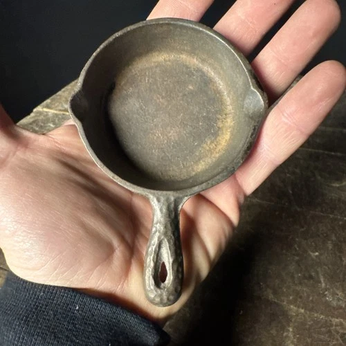 A43 Salesman Sample ? Miniature Cast Iron Skillet Wagner Lodge Hammered