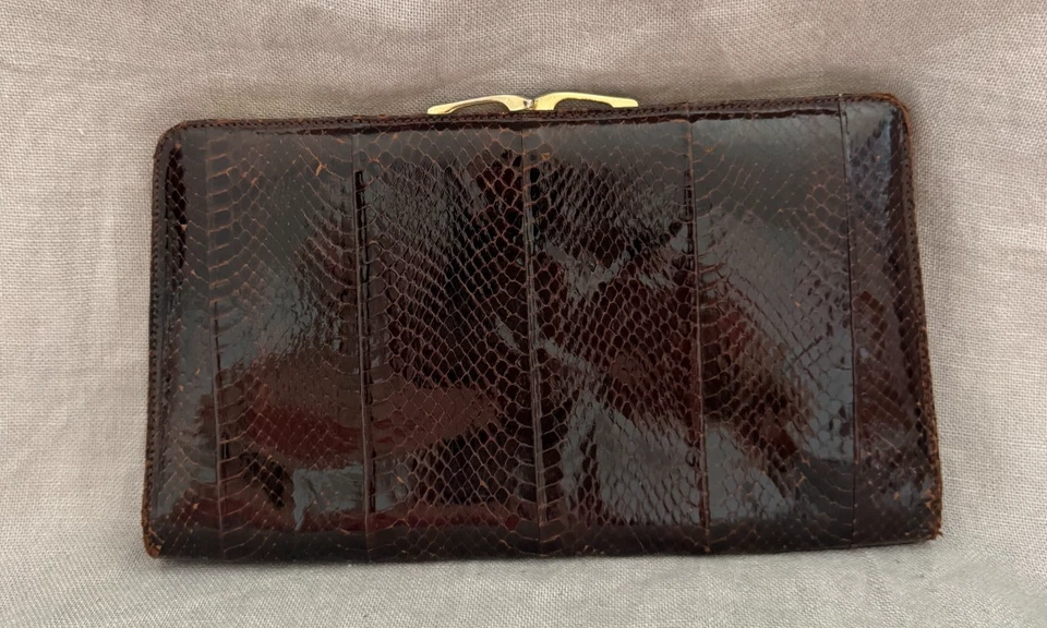 Bolso clutch vintage piel de serpiente marrón con broche de cadena tono dorado brillante Foto 4 de 4