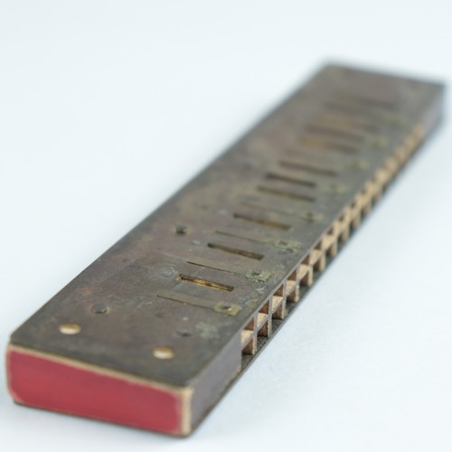 Vintage Brass Wood Comb Harmonica – 5 5/8" Unmarked Relic 10 Hole Red Endcap - Picture 4 of 5