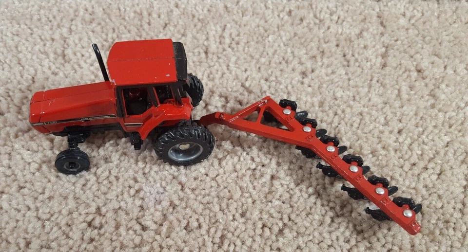 ERTL 1/64 Diecast Case 7130 IH International Harvester Tractor & 6 Bottom Plow - Image 2 of 4
