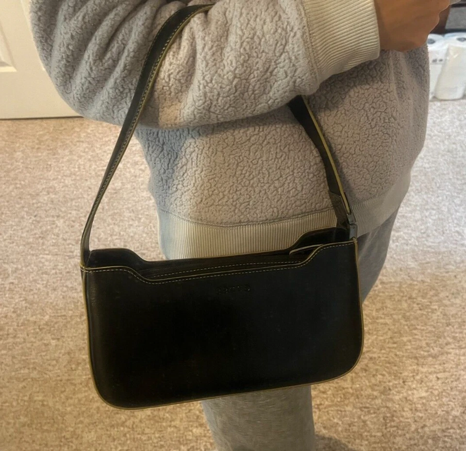 Guess Mujer Negro Imitación Cuero Rectangular Caja Bolso de Hombro Axilas Top Cremallera Foto 2 de 4