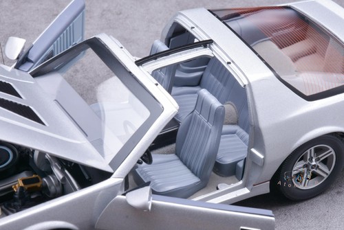Sunstar 1:18 Chevrolet Camaro IROC-Z 1985 muscle car alloy car model - Picture 9 of 18