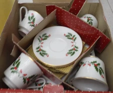 VINTAGE Macy's All the Trimmings 12 Piece Holiday Holly Dinnerware Set IN BOX