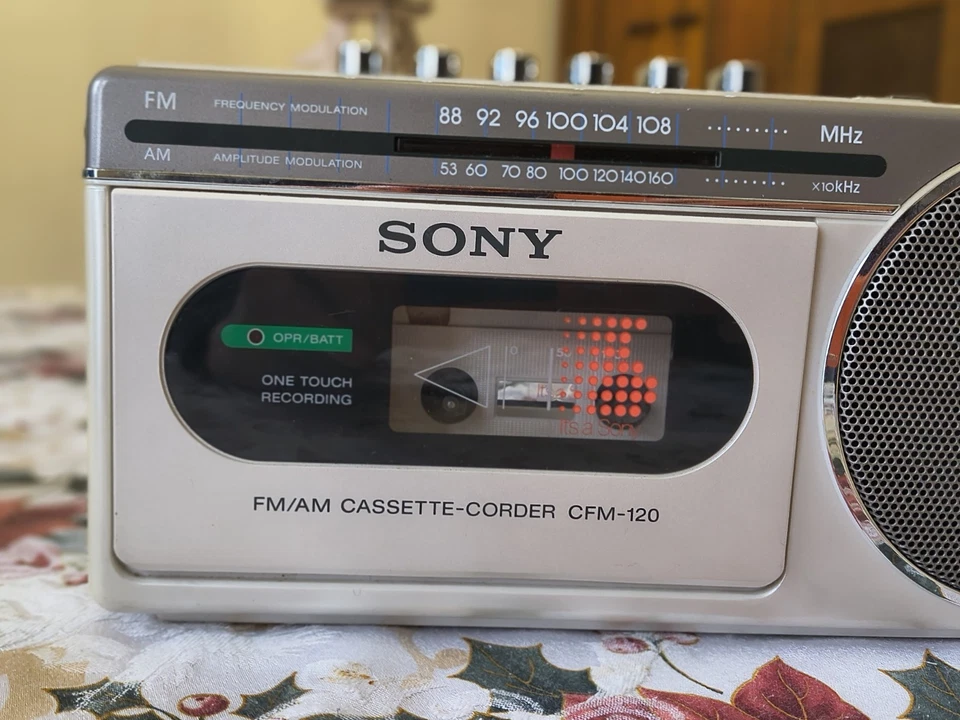 Grabadora de casete Sony FM/AM CFM-120 en caja original con accesorios funciona Foto 3 de 4