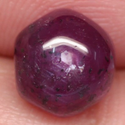 IMPORTANT et RARE CRISTAL de RUBIS BRUT VIOLET MADAGASCAR 186 CARATS