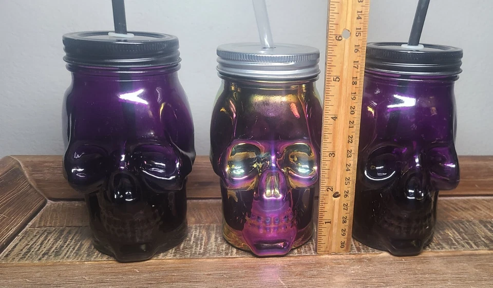 3 tarros de albañil calavera de vidrio tapa de metal atornillada 2 pajitas de plástico púrpura 1 iridiscente Foto 2 de 4