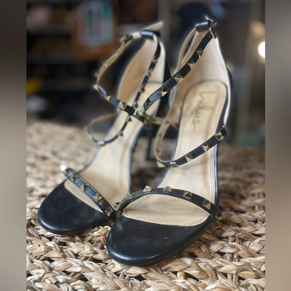 Sandalias de tacón alto Lulus negras con tachuelas y correa en el tobillo talla 7 Foto 2 de 4
