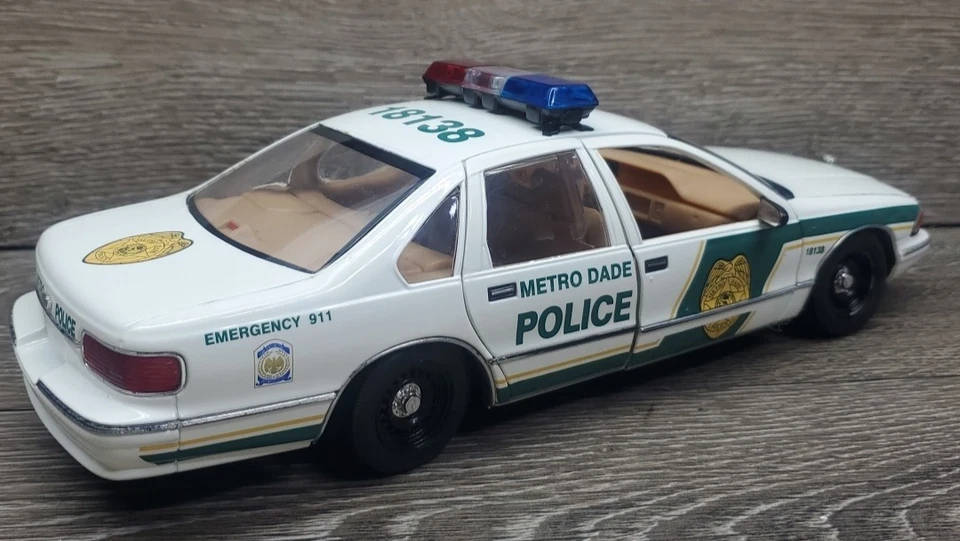 UT Models 1996 Chevrolet Caprice Metro Dade Florida Police 1/18 Diecast Car - Image 4 of 4