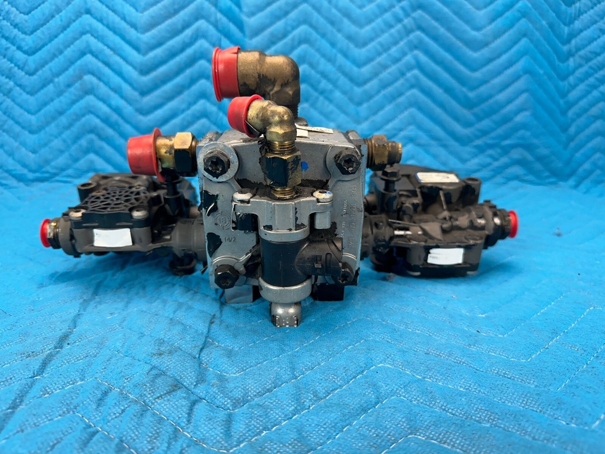 Volvo VNL Bendix Air Bracke Relay Valve Assembly K105561 W/2x M 