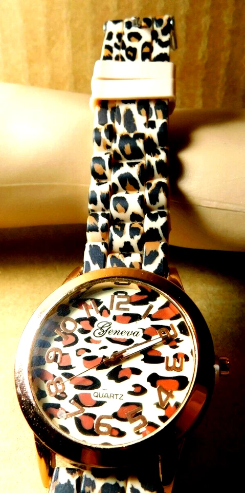 Reloj para mujer Geneva~Cuarzo Estampado Leopardo Banda Grande Redondo Cara Números Foto 4 de 4