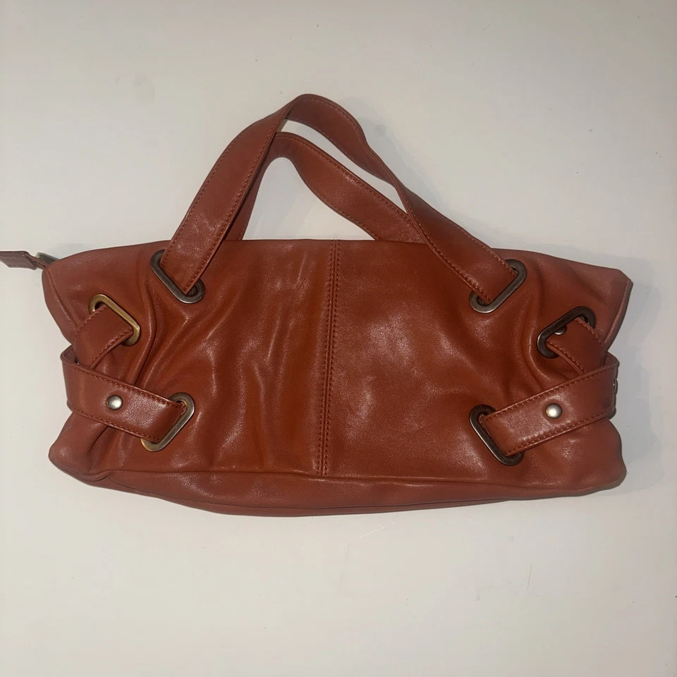 Bolso de hombro Hobo International de cuero con doble bolsillo frontal correa ajustable Foto 2 de 4