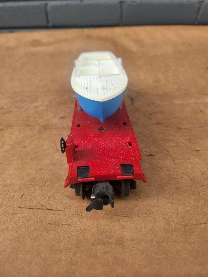 Postwar Lionel 6801 Red Flat Car with Original Blue Hull Boat Load - Image 3 of 4