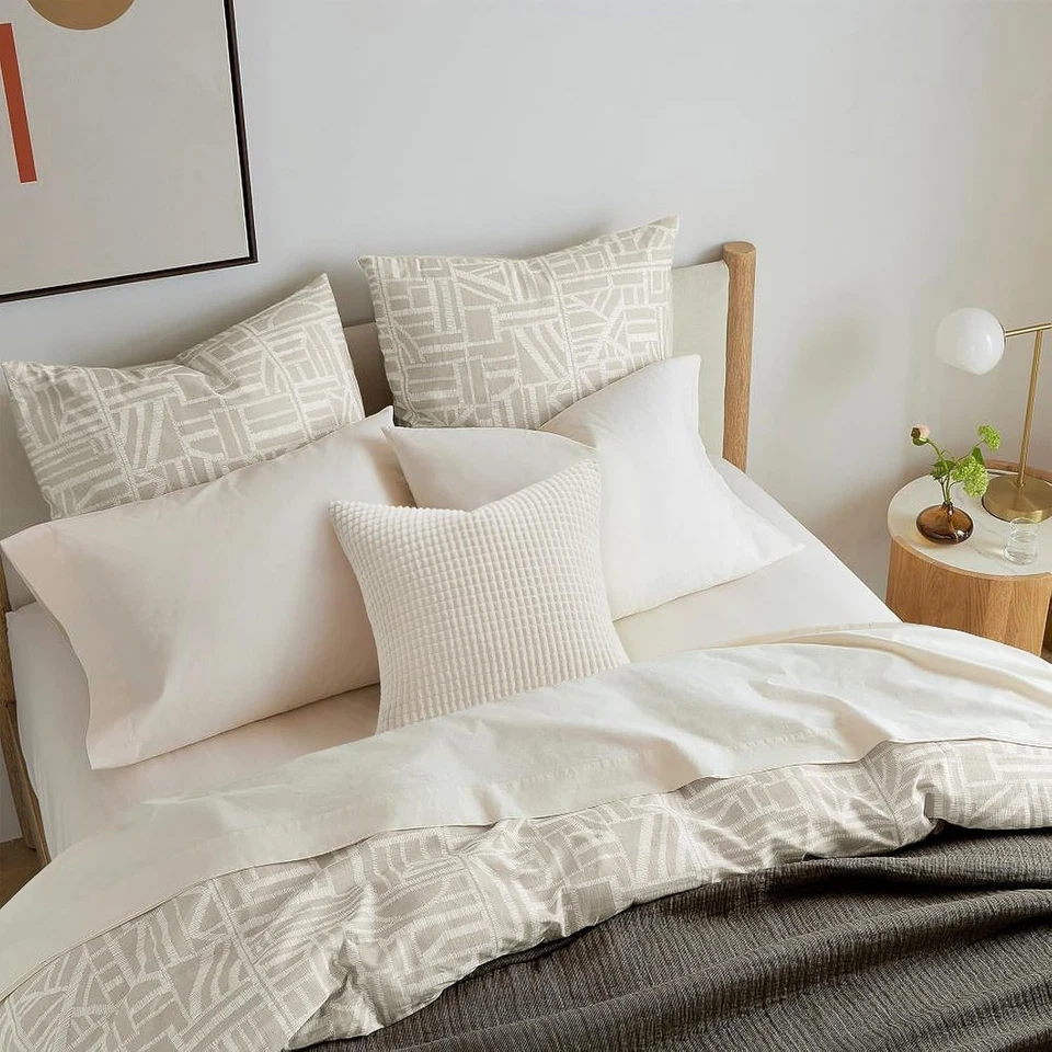 Paquete de 4 fundas de almohada decorativas en color crema y blanco de 16"x16" - Image 3 of 4