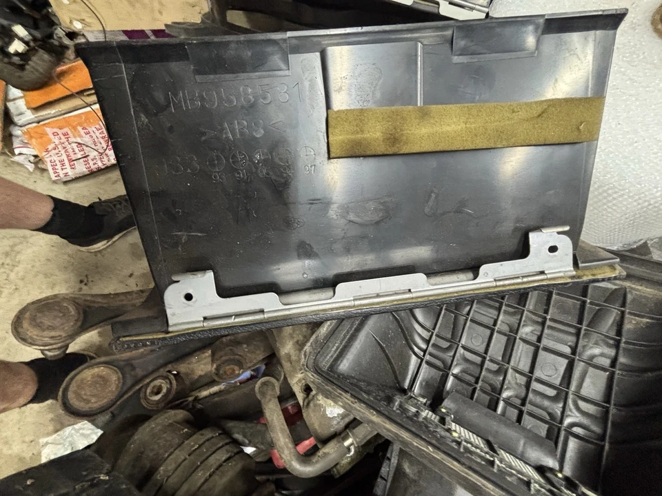 Guantera Mitsubishi 3000GT Dodge Stealth 91-99 con bloqueo de pestillo y bisagra de piano Foto 2 de 2