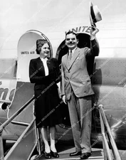 crp-67882 1944 politics Govs Thomas Dewey & wife flying United Airlines crp-6788