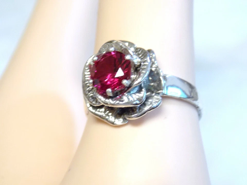 Anillo Rojo Lab Rubí Talla 9.5 Plata de Ley 925 Hecho en EE. UU. Estilo Vintage Flor Foto 4 de 4