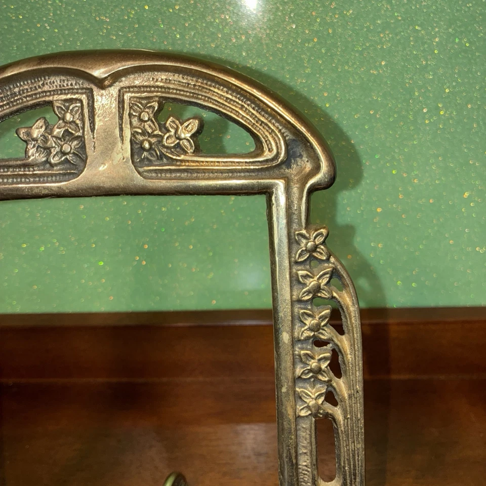 Marco/espejo antiguo Art Nouveau de hierro fundido de color latón con respaldo de caballete Foto 3 de 4