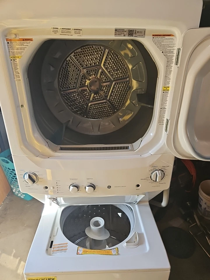 Centro de lavandería apilado GE con lavadora de carga superior de 3,8 pies cúbicos y secadora de gas de 5,9 pies cúbicos Foto 3 de 4