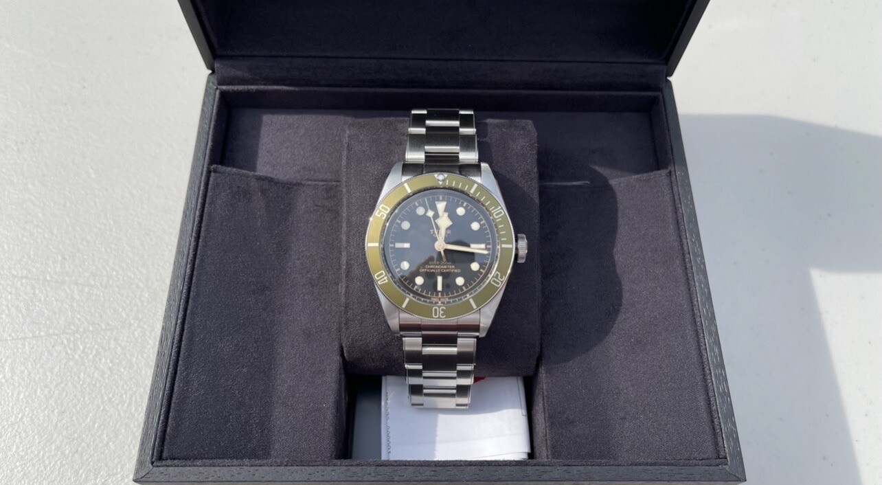 TUDOR Black Bay Black with Arrow