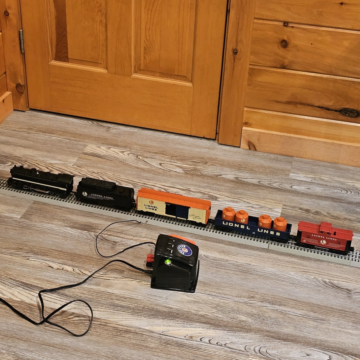 NICE Lionel Train Set 1654 Locomotive Tender Cars 33pc Track  Transformer