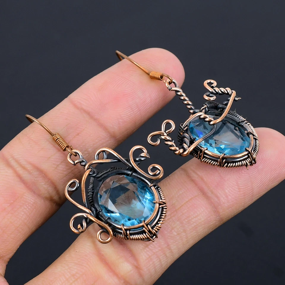 Hermosos pendientes de joyería hechos a mano con piedras preciosas de topacio azul envoltura de alambre de cobre Foto 2 de 4
