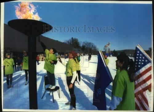 1993 Press Photo Skiing-Peter Kozak lights the torch to begin the Birkebeiner. - Bild 1 von 2