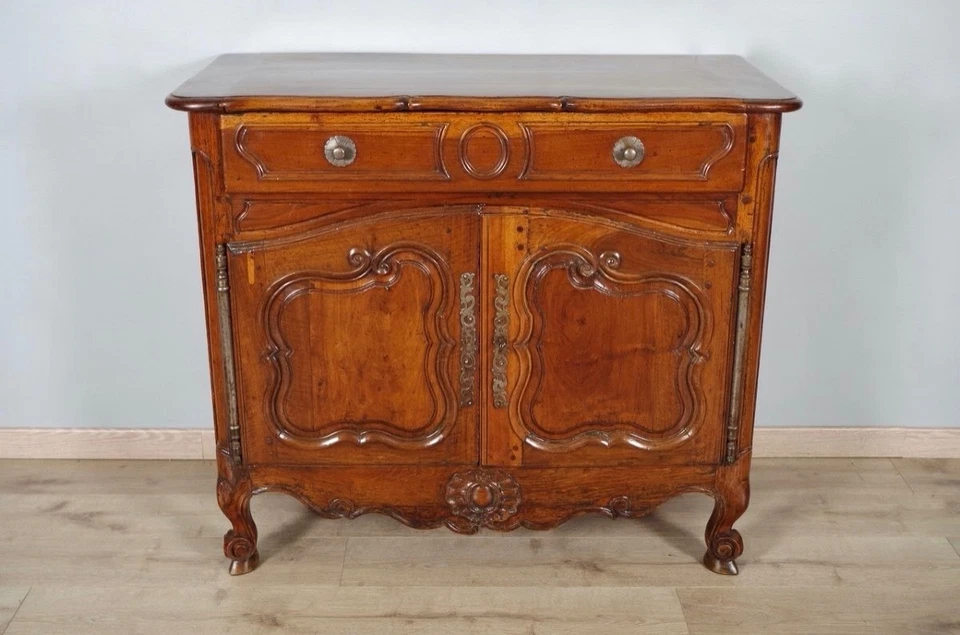 Buffet provençal Louis XV en noyer et chêne, XVIIIe siècle - Photo 1/4